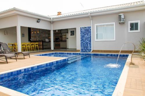 Sao Pedro da Aldeia Casa | Piscina Aquecida, 5 suítes com ar condicionado, 10km Cabo Frio