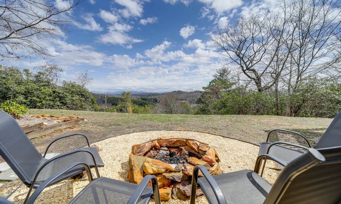 Pisgah Forest Apartamento | Pisgah Forest Retreat w/ Fire Pit, Grill & Views!