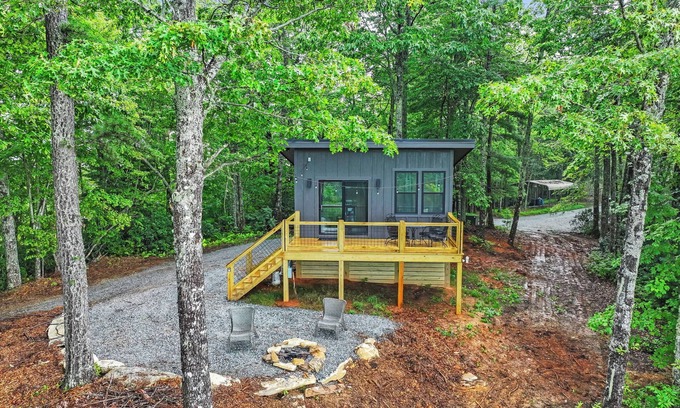 Brevard Cabina | New, Secluded Tiny Cabin on Mountain Top with Views!