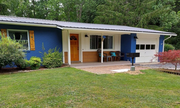 Penrose Otro | Pisgah Shadows Cottage - Hot Tub - Grill - Fireplace - WiFi - Pets OK