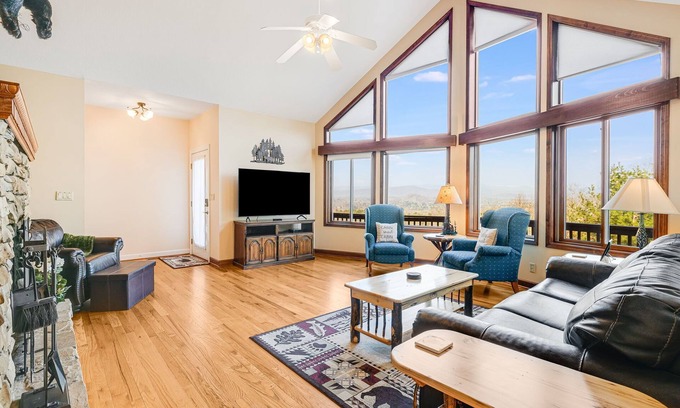 Hendersonville Cabina | Pisgah View | Stunning Mountain Escape w/ Wrap-Around Deck & Garage