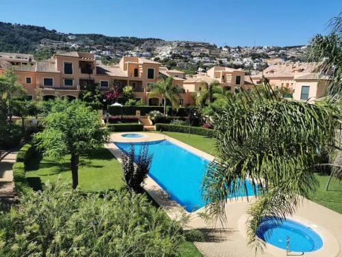 Javea Apartamento | Piso bonito cerca de la playa con piscina, jardín, gimnasio y garaje