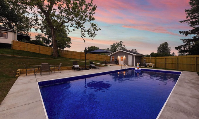 Coraopolis Casa | PIT Staycation Retreat with Pool House!