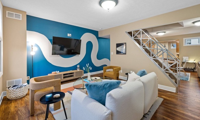 South Side Flats Casa | Pittsburgh Gem - 5BR - Downtown Deck View