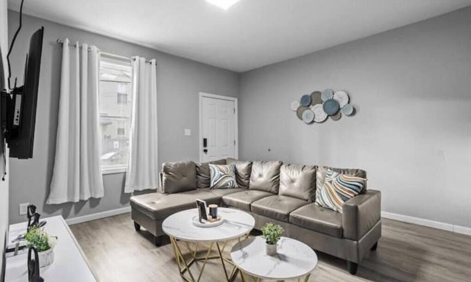 Marshall-Shadeland Casa | Pittsburgh Getaway! 4 bedroom house, 5 minutes to PNC Park & Acrisure stadium.