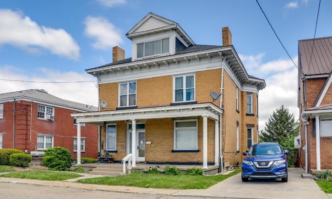 Ross Township Apartamento | Pittsburgh Vacation Rental about 6 Mi to Downtown!