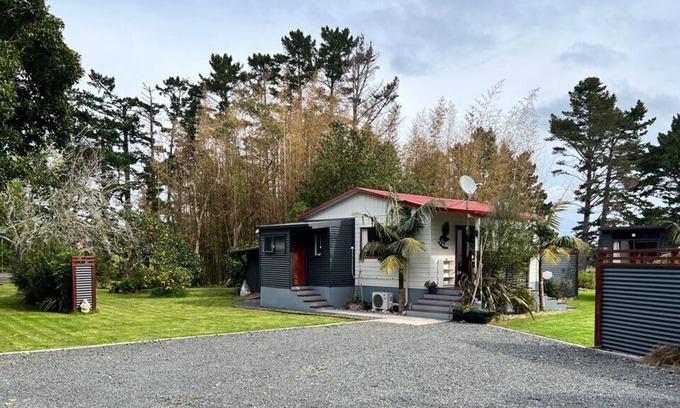 Coromandel Cabaña | Piwakawaka Cottage - Creekside accommodation