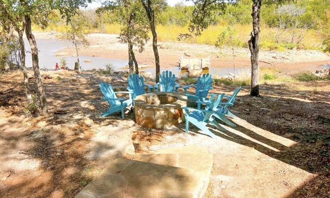 Graford Casa | PK Lakeside Lodge. Close to Rocker B- Sleeps 10
