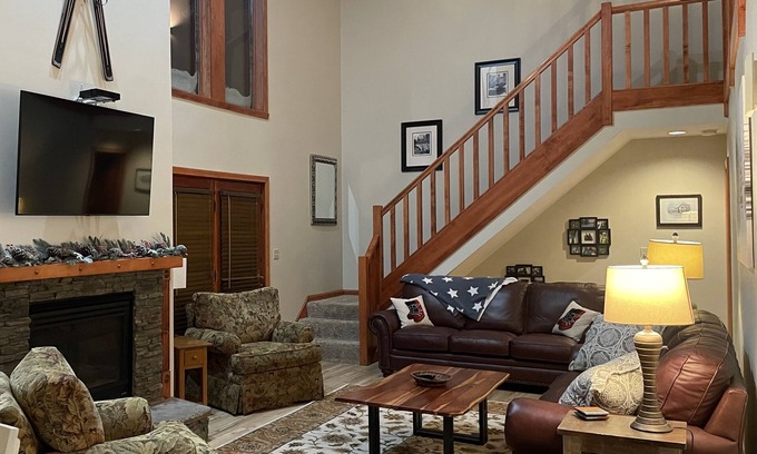 Clymer Condominio | PknPk Canterbury Woods. Golf course, view of #1 green. Sleeps 10