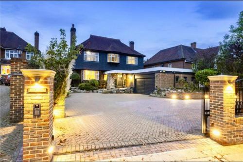 Coombe Hill Casa | Place to stay in New Malden