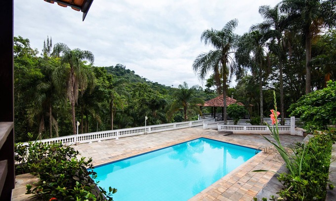 Aracariguama Casa | Lugar con total ocio. Piscina, saunas, cancha, sendero natural. Cerca de SP