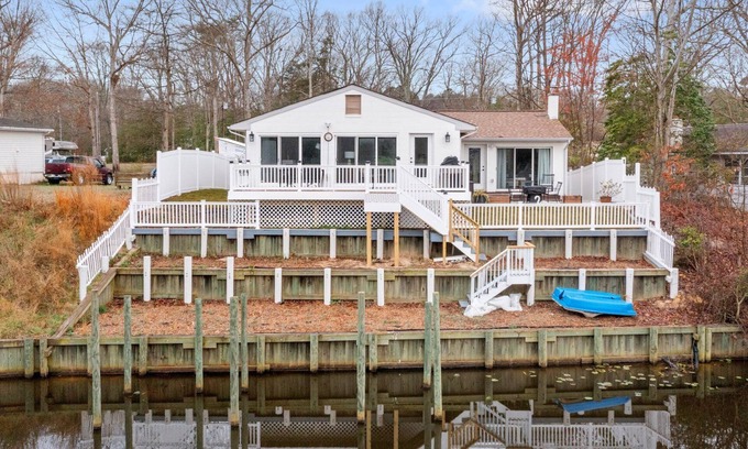 Colonial Beach Casa | Placid Bay Cottage