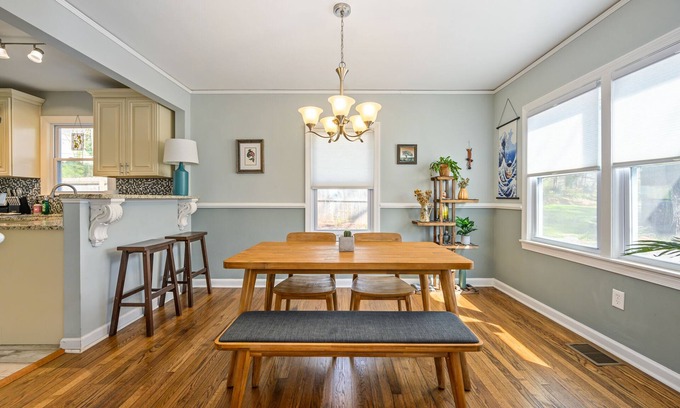 Hapeville Casa | Plan A Trip To Georgia Aquarium In This Comfy 3BR