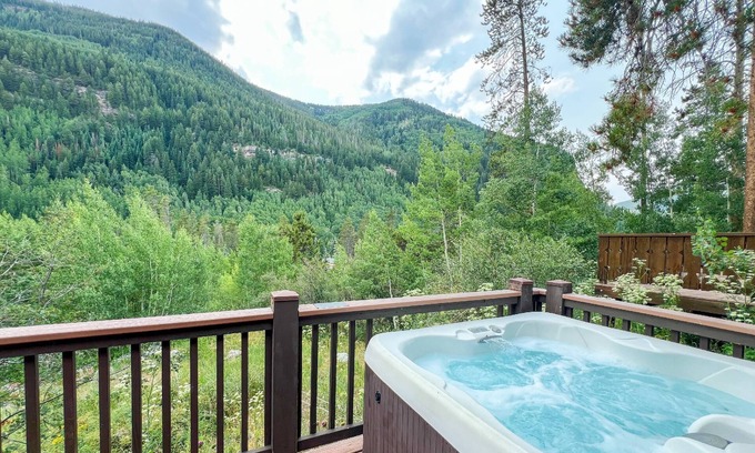 Vail Chalet De Esquí | Plan an Intimate Getaway to our Charming 2BR East Vail Chalet! Hot Tub, Views, Access to In-Town Bus