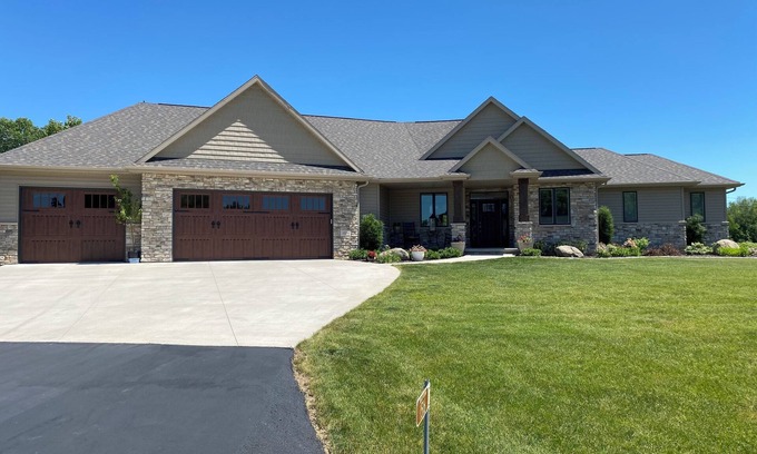 Neenah Casa | Plan for EAA ! Executive ranch, only 13 miles away