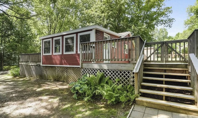 Malletts Bay Cabina | Plan your next Vermont getaway to Little Red Cabin!