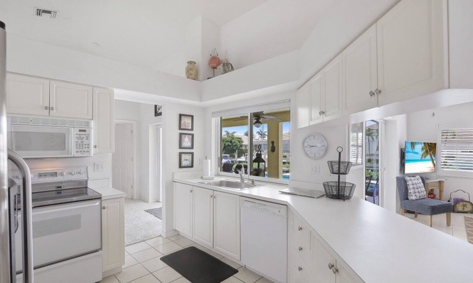 Marco Island Casa | Plantation Ct. 725 Beautiful Waterfront Pool Home! 3 Bedroom Home by Redawning