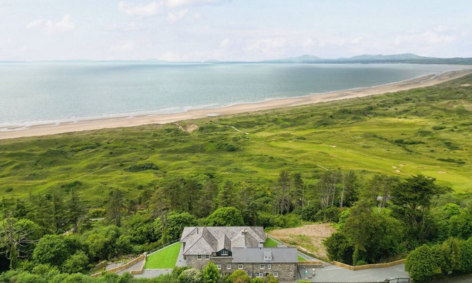 Harlech Cabaña | PLAS AMHERST, pet friendly, luxury holiday cottage in Harlech