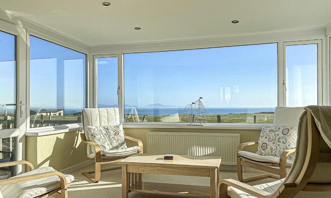 Caergeiliog Casa | Plas Diwedd