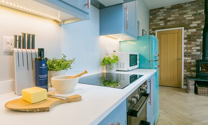 Bryngwran Cabaña | Plas Old Dairy - a hot tub that sleeps 4 guests in 2 bedrooms