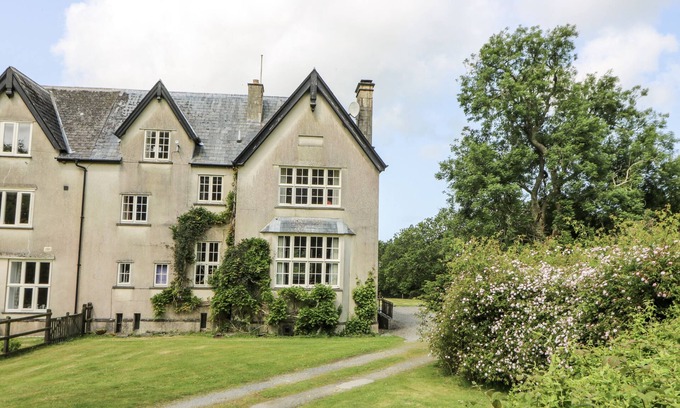 Fishguard Cabaña | PLAS PONTFAEN, pet friendly, with open fire in Newport, Pembrokeshire