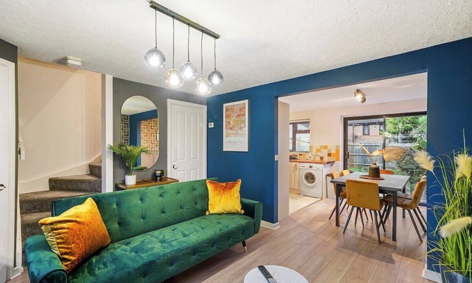 Stone Casa | Platinum Hayes - Stylish 3 Bed House in Greenhithe