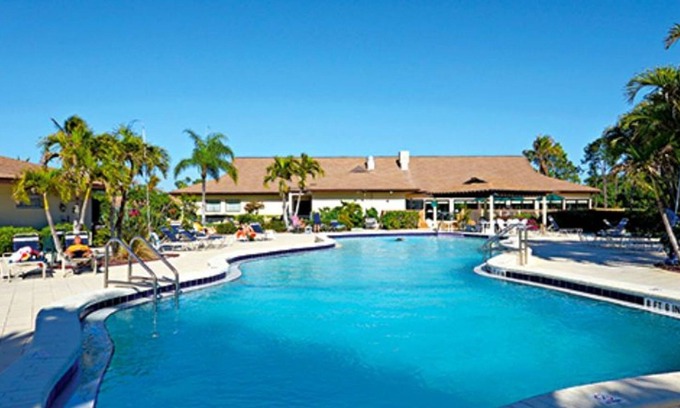 East Naples Condominio | PLAY GOLF HERE! GLADES COUNTRY CLUB 2/2 LOVELY SEASONAL/6 MONTH/1 DAY AVAILABLE!