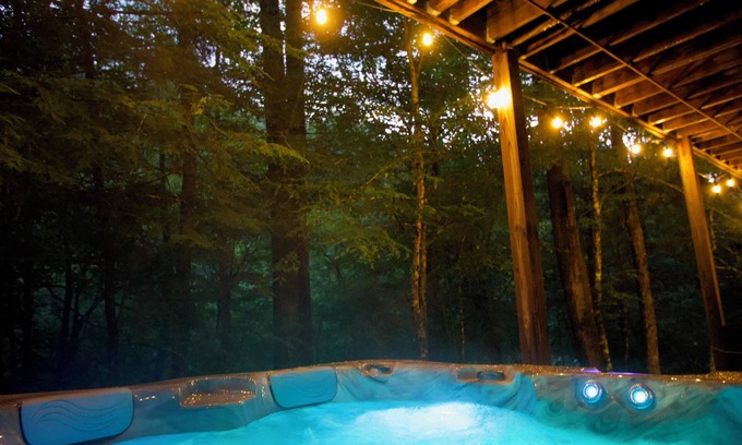 Ferguson Cabina | Nature’s Nest: Cozy 3BR Lodge Near Hiking, Fishing & Zip Lines in NC Foothills