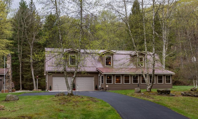 Champion Cabaña | Play & Stay near State Parks & Seven Springs