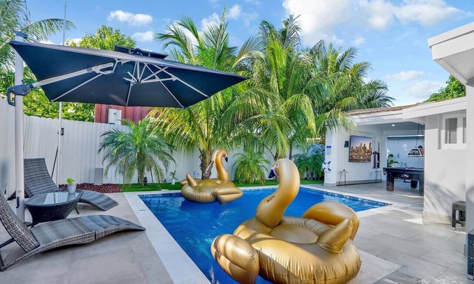 Miami Gardens Villa | Playhouse Fun! 8min Hard Rock, Pool & Tub + Games