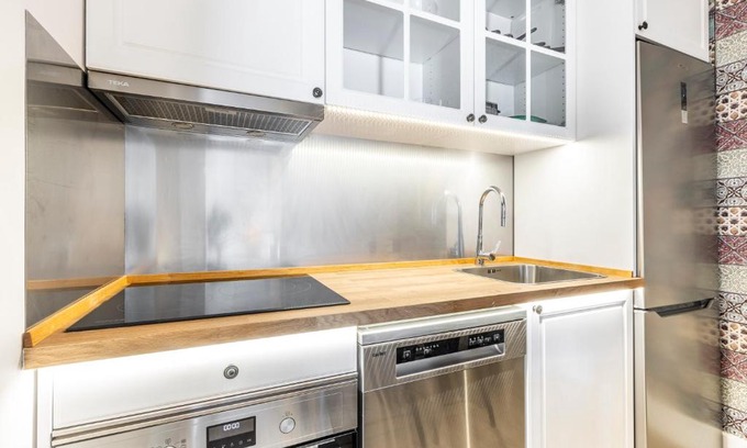 Almenara Apartamento | PLAZA DE CASTILLA Apartments