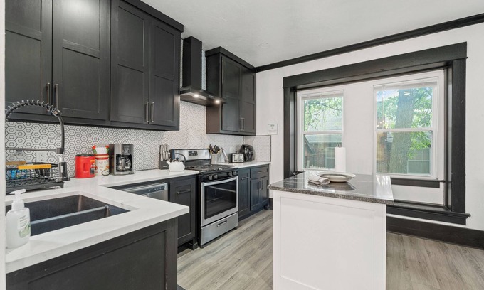 Central Oklahoma City Casa | Plaza District 6BR Oasis Walk to Art Food 15