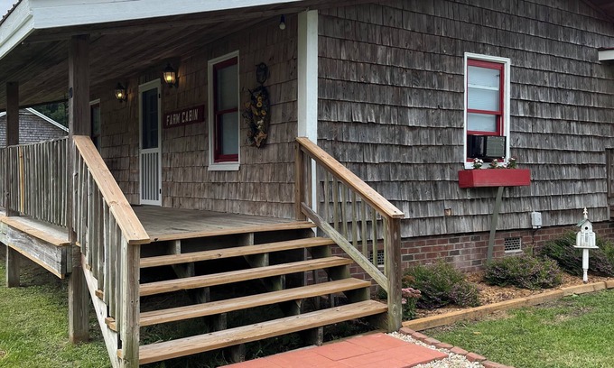 Hallsboro Casa | Pleasant 2 bedroom farmhouse