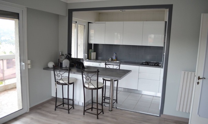 Riou - Petit Juas - Av de Grasse Apartamento | Pleasant apartment with open view near Cannes