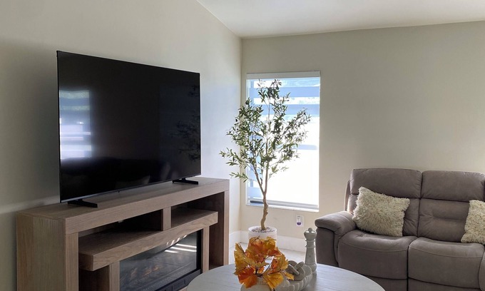 Trafalgar Casa | Pleasant beautiful and cozy 3-bedrooms 2 bathrooms entire house in Cape Coral.