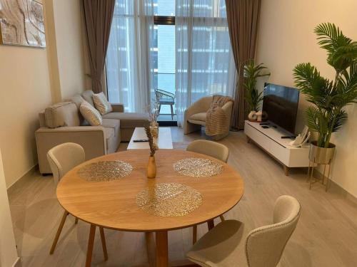 Nad Al Sheba Apartamento | Pleasant New One Bedroom Apartment Azizi Riviera