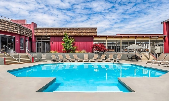 Tri-Cities Complejo | Pleasant Stay! 2 Comfortable Units for Families, w/ Free Parking, Onsite Pool!