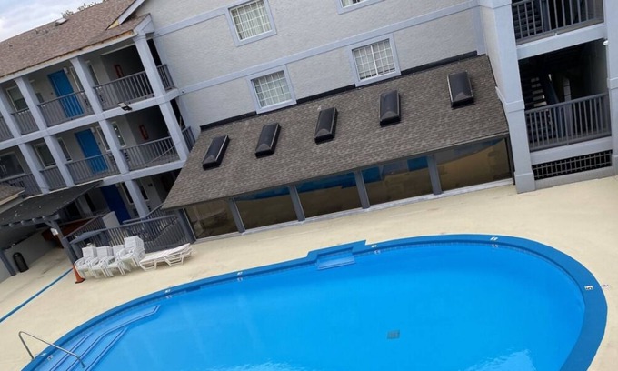 Merry Oaks Casa | Pleasant Stay, Convenient Location! 4 Family-friendly Units, Free Parking, Pool