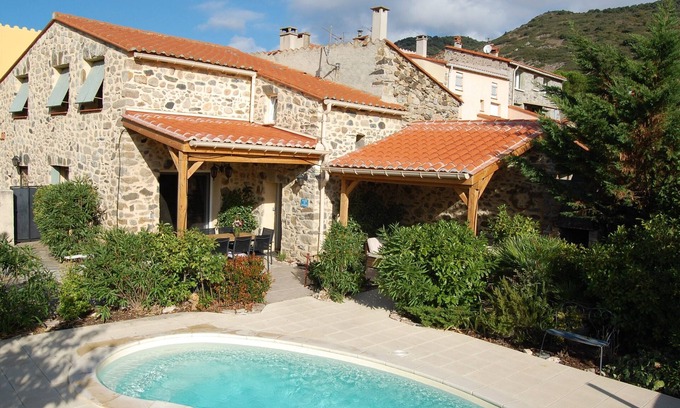 Sournia Casa | Agradable casa de piedra con piscina privada y confort moderno.