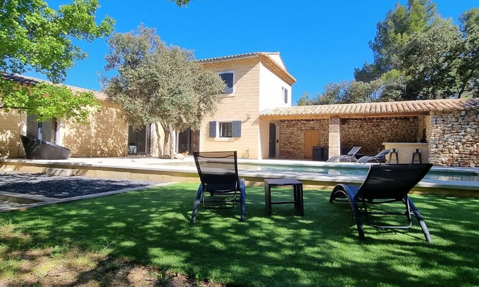 Menerbes Casa | Pleasant vacation home with heated pool