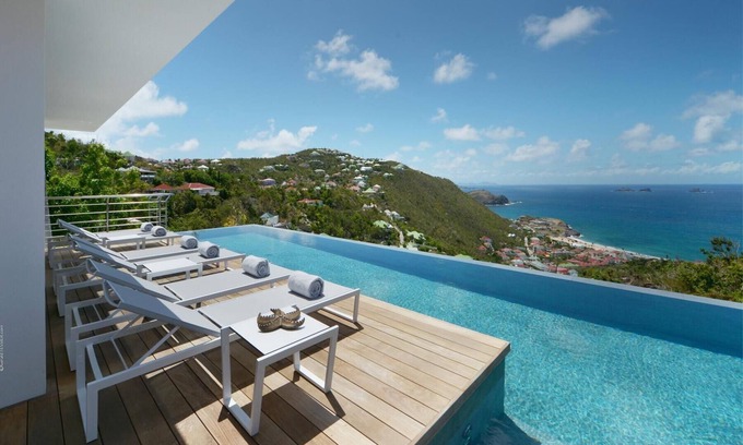 Terre Neuve Villa | Piscina climatizada de borde infinito y jacuzzi grande, sala de medios, sistema de entretenimiento, wifi gratuito