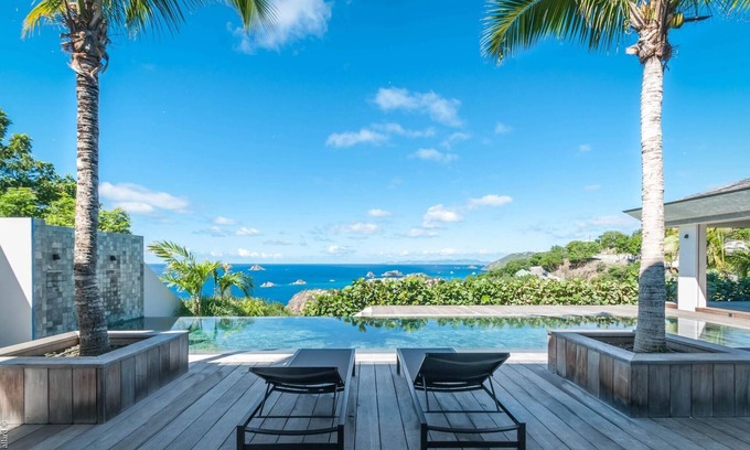 Lurin Villa | Impresionantes vistas al mar, piscina larga y terraza cubierta, a un corto paseo de la playa