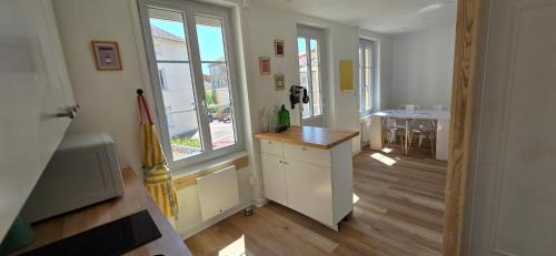 Charlieu Casa | Plein cœur centre historique de Charlieu avec parking et garage vélo moto