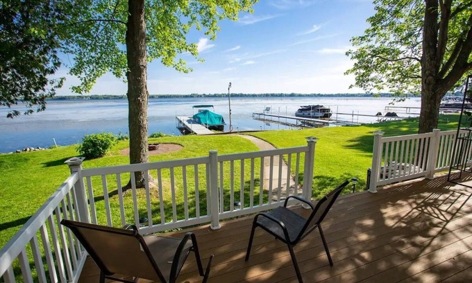 Shawano Casa | Plenty of room for family and friends at our home on full rec Shawano Lake!