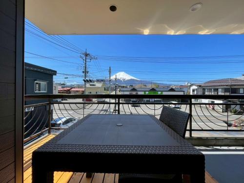 Shimo-yoshida Casa | PLEO 圧巻の富士山ビュー バルコニーあり モダンで綺麗な宿を貸し切り Max4名