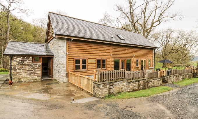 Bleddfa Cabaña | PLOONY BARN, pet friendly, with hot tub in Knighton