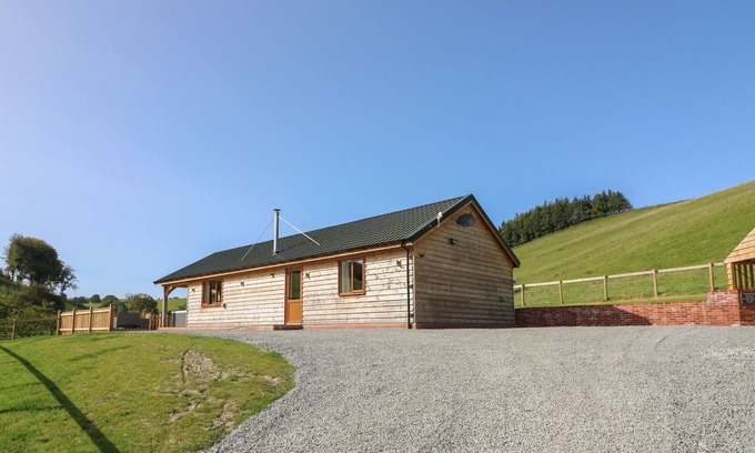 Bleddfa Cabaña | PLOONY HILL CABIN, pet friendly, with hot tub in Knighton