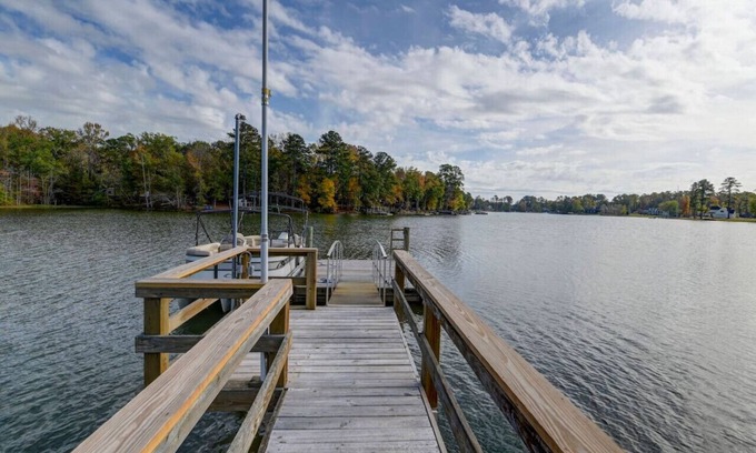 Chapin Casa | Plum Beautiful | 3 Kings & Hot Tub on Lake Murray