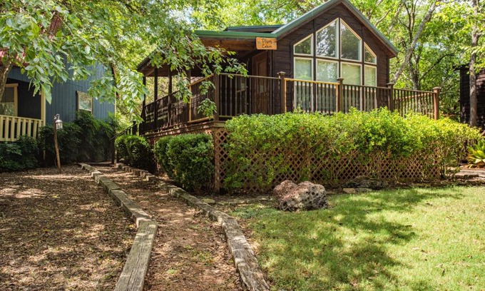 Fredericksburg Cabina | Plum Cabin