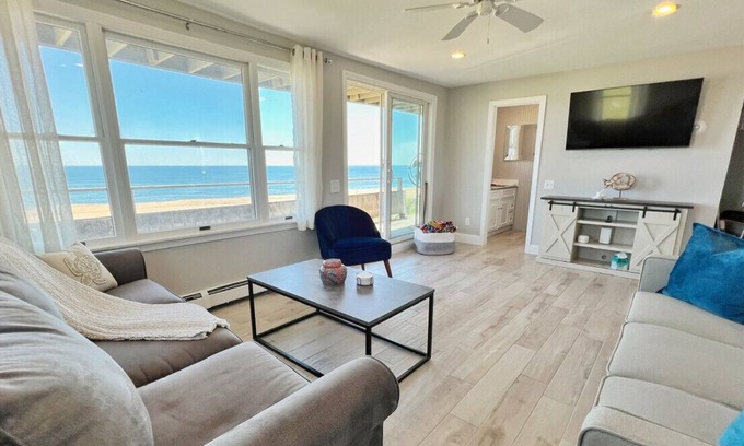 Newbury Apartamento | Plum Island Sunkisser: Beachfront & Views! Condo